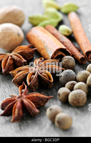 Assortiment épices entières close up sur fond de bois Banque D'Images