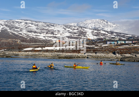 Kayak dans l'eau près de Nuuk, Groenland Banque D'Images