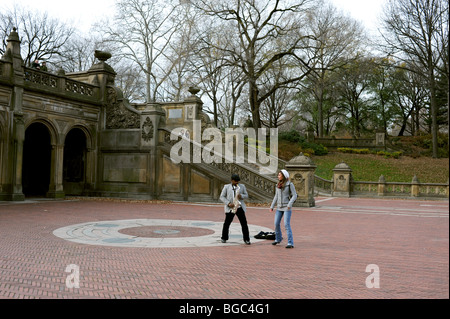 Musicien ambulant à jouer du saxophone dans Central Park, New York USA - photo de Simon Dack Banque D'Images