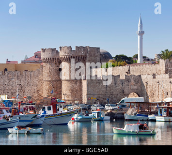 Port et les remparts de la ville de Rhodes, l'île de Rhodes, Grèce, partie nord, sur la mer Egée, l'Europe du Sud, Europe Banque D'Images