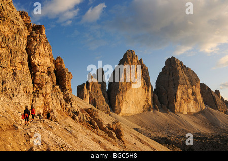 Les randonneurs en face de l'Tre Cime di Lavaredo montagnes ou Trois Pics, Dolomites de Sexten, Hochpustertal, Tyrol du Sud, Italie, Euro Banque D'Images