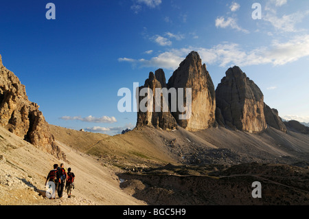 Les randonneurs en face de l'Tre Cime di Lavaredo montagnes ou Trois Pics, Dolomites de Sexten, Hochpustertal, Tyrol du Sud, Italie, Euro Banque D'Images