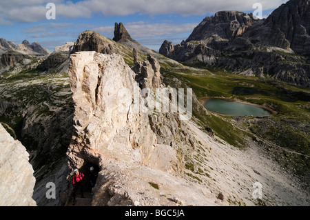 Lors d'une escalade via ferrata tour à Mt. Paternkofel, Dolomites de Sexten, Hochpustertal, Tyrol du Sud, Italie, Europe Banque D'Images