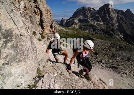 Lors d'une escalade via ferrata tour à Mt. Paternkofel, Dolomites de Sexten, Hochpustertal, Tyrol du Sud, Italie, Europe Banque D'Images