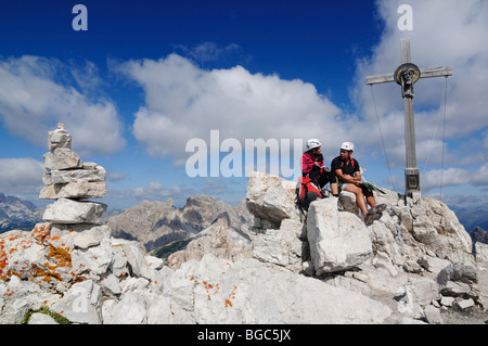 Lors d'une escalade via ferrata tour à Mt. Paternkofel, Dolomites de Sexten, Hochpustertal, Tyrol du Sud, Italie, Europe Banque D'Images