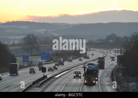 Autoroute M40 à l'aube en hiver, Warwickshire, England, UK Banque D'Images