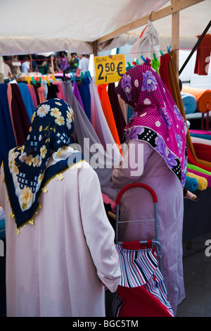 Les visiteurs d'un marché, Kreuzberg, Berlin, Germany, Europe Banque D'Images