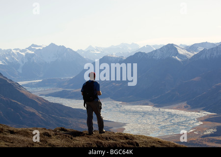 Randonneur, randonnée, pour profiter de l'homme, vue panoramique de Sheep Mountain dans la vallée de la rivière Slims, glacier Kaskawulsh, Elias Mountain Banque D'Images