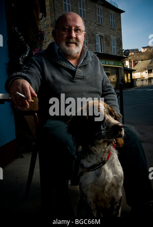 M. Jacques Rascalou et son chien à St Geniez d'Olt, Aveyron. Banque D'Images