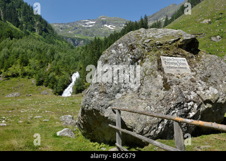 Mémorial à l'archiduc Johann, à l'arrière de la cascade de l'Saeusenbach brook près du Schwarzensee, Schladminger Tauern moun Banque D'Images