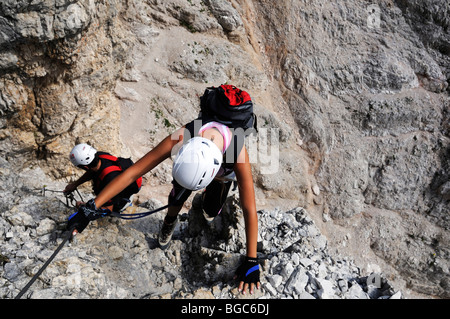 Alpinistes sur route de corde fixe sur Paterno, Alta Pusteria, Sexten Dolomites, le Tyrol du Sud, Italie, Europe Banque D'Images