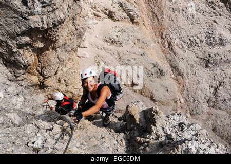 Alpinistes sur route de corde fixe sur Paterno, Alta Pusteria, Sexten Dolomites, le Tyrol du Sud, Italie, Europe Banque D'Images