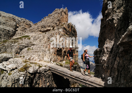 Alpinistes sur route de corde fixe sur Paterno, Alta Pusteria, Sexten Dolomites, le Tyrol du Sud, Italie, Europe Banque D'Images