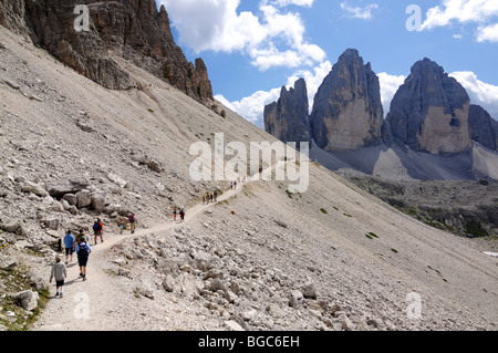 Les randonneurs en face de trois pics, Alta Pusteria, Dolomites de Sexten, Tyrol du Sud, Italie, Europe Banque D'Images