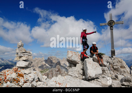 Alpinistes sur route de corde fixe sur Paterno, Alta Pusteria, Sexten Dolomites, le Tyrol du Sud, Italie, Europe Banque D'Images