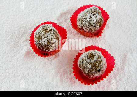 Cookies de noël faites à la main sur du sucre en poudre Banque D'Images