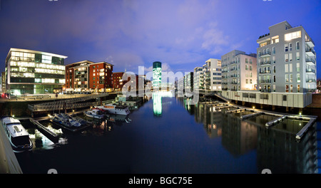 Appartements de luxe modernes sur l'ouest avec le port Westhafen quai direct et vue sur le Westhafentower gratte-ciel, à l'Ouest Banque D'Images