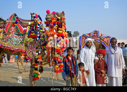 La famille indienne avec leurs chameaux. Bikaner Camel festival. Le Rajasthan. L'Inde Banque D'Images