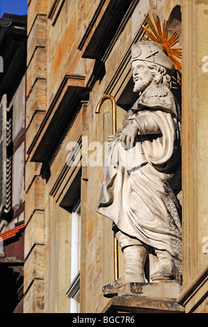 Grande figure d'un saint dans une niche de la façade, Karolinenstrasse, Bamberg, Haute-Franconie, Bavaria, Germany, Europe Banque D'Images