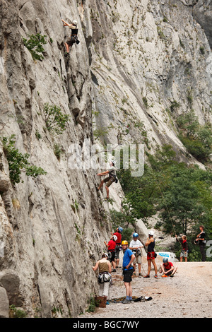 Les grimpeurs à Velika Paklenica Canyon, le parc national de Paklenica, montagnes Velebit, Dalmatie, Croatie, Europe Banque D'Images