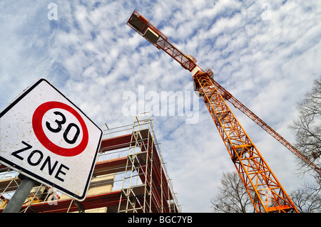 Bâtiment en construction d'échafaudages, grue et 30-zone signe, Munich, Bavaria, Germany, Europe Banque D'Images