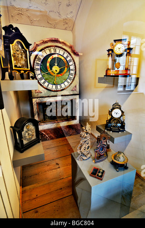 Diverses horloges, au milieu de l'horloge astronomique, également appelé Astrolabium, dans l'abbaye bénédictine Ottobeuren, Bavaria, Germany Banque D'Images