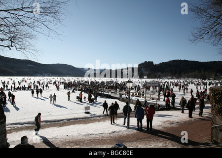 Les foules sur le lac Titisee gelé dans la Forêt-Noire, Bade-Wurtemberg, Allemagne, Europe Banque D'Images