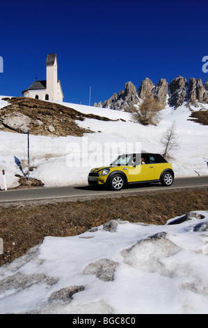 Mini Cooper à l'Gardena Pass, passage alpin, le Tyrol du Sud, Italie, Europe Banque D'Images