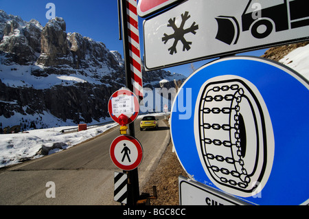 Signer et Mini Cooper au Gardena Pass, passage alpin, le Tyrol du Sud, Italie, Europe Banque D'Images