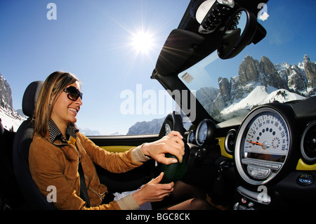 Femme au volant Mini Cooper à l'Gardena Pass, passage alpin, le Tyrol du Sud, Italie, Europe Banque D'Images
