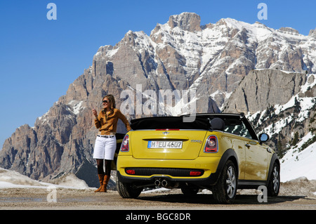 Femme avec Mini Cooper sur le rolle Col, passage alpin, le Tyrol du Sud, Italie, Europe Banque D'Images