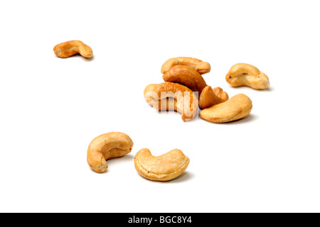 Un café fraîchement torréfié de cajou (Anacardium occidentale) sur fond blanc Banque D'Images