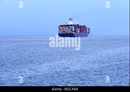 Porte-conteneurs vers la mer Banque D'Images