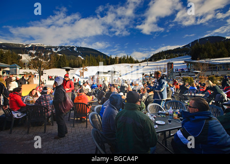 Les clients de l'Longhorn Saloon grill et un bar après-ski au pied du mont Whistler, le village de Whistler (Colombie-Britannique), Banque D'Images