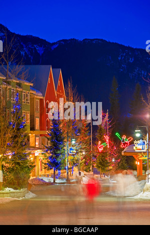 L'éclairage décoratif et l'activité piétonnière le long de la promenade de Village au crépuscule, le village de Whistler, Colombie-Britannique, Canada. Banque D'Images