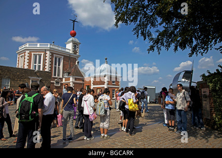 Les touristes debout sur le premier Méridien à l'Observatoire Royal de Greenwich, Londres, Angleterre Banque D'Images