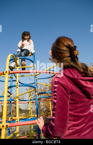 Mère fille regardant sur Jungle gym Banque D'Images