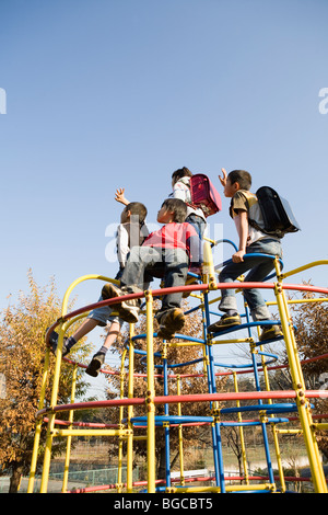 Quatre enfants jouant sur Jungle gym Banque D'Images