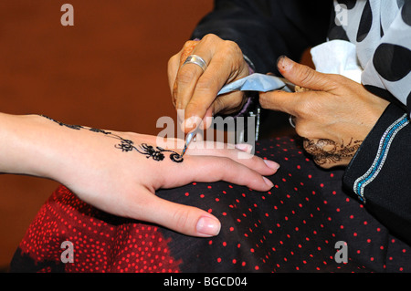 Femme arabe pâte au henné applique sur une part d'attirer un tatouage au henné, au Yémen Banque D'Images