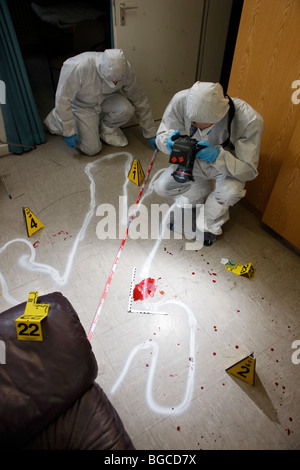 Crime Scene Investigation, des personnes lors d'une scène de meurtre. Le travail de la police, la préservation des preuves. Banque D'Images