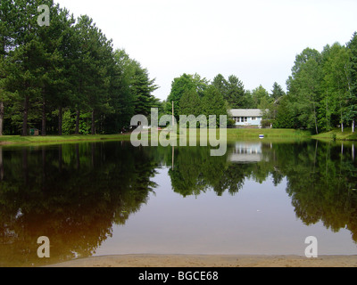 Un beucolic scène avec un petit lac dans un cadre rural Banque D'Images