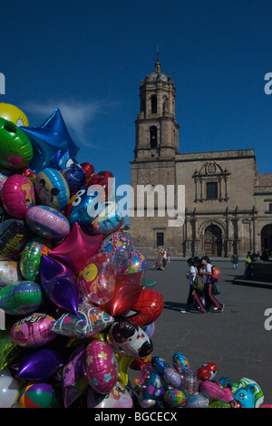 Vendeur de ballons dans la Plaza Valladolid avec Iglesia de San Francisco ou l'église de San Francisco à Morelia, Mexique Banque D'Images