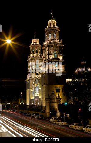 Cathédrale de Morelia la nuit sur la Plaza de Armas Morelia, Michoacan Mexique état de nuit Banque D'Images