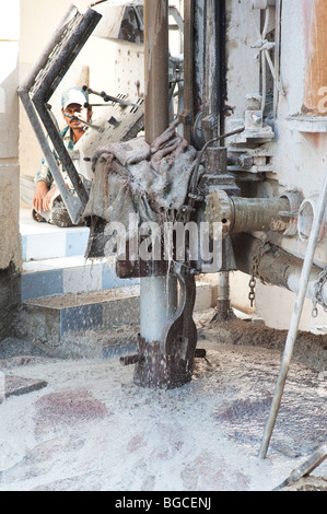 Le forage d'un puits pour l'eau dans la ville indienne de Puttaparthi, Andhra Pradesh, Inde Banque D'Images