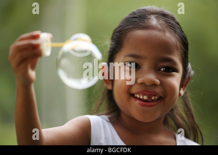 Little girl blowing bubble Banque D'Images