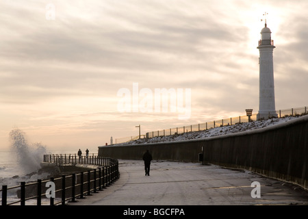 Un homme marche le long de la promenade de Seaburn à Sunderland, en Angleterre. Banque D'Images