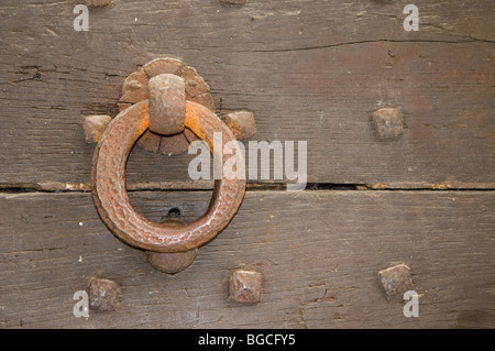 Poignée de porte en fer forgé porte en bois médiévale dans le sud de la France Banque D'Images