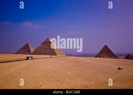 Sur un plateau de sable aux abords du Caire les grandes pyramides de Gizeh sont la seule survivante des Sept Merveilles du Monde Banque D'Images