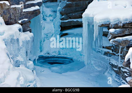 Formations de glace sur les chutes Athabasca, au cours de l'hiver, la rivière Athabasca, parc national Jasper, Rocheuses canadiennes, l'Alberta, C Banque D'Images