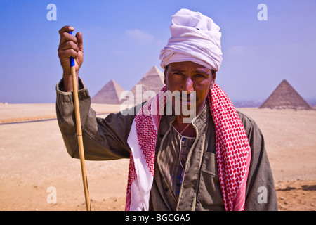 Close up of a male chamelier égyptien qui donne aux promenades en chameau dans les pyramides de Gizeh, près du Caire Egypte Banque D'Images